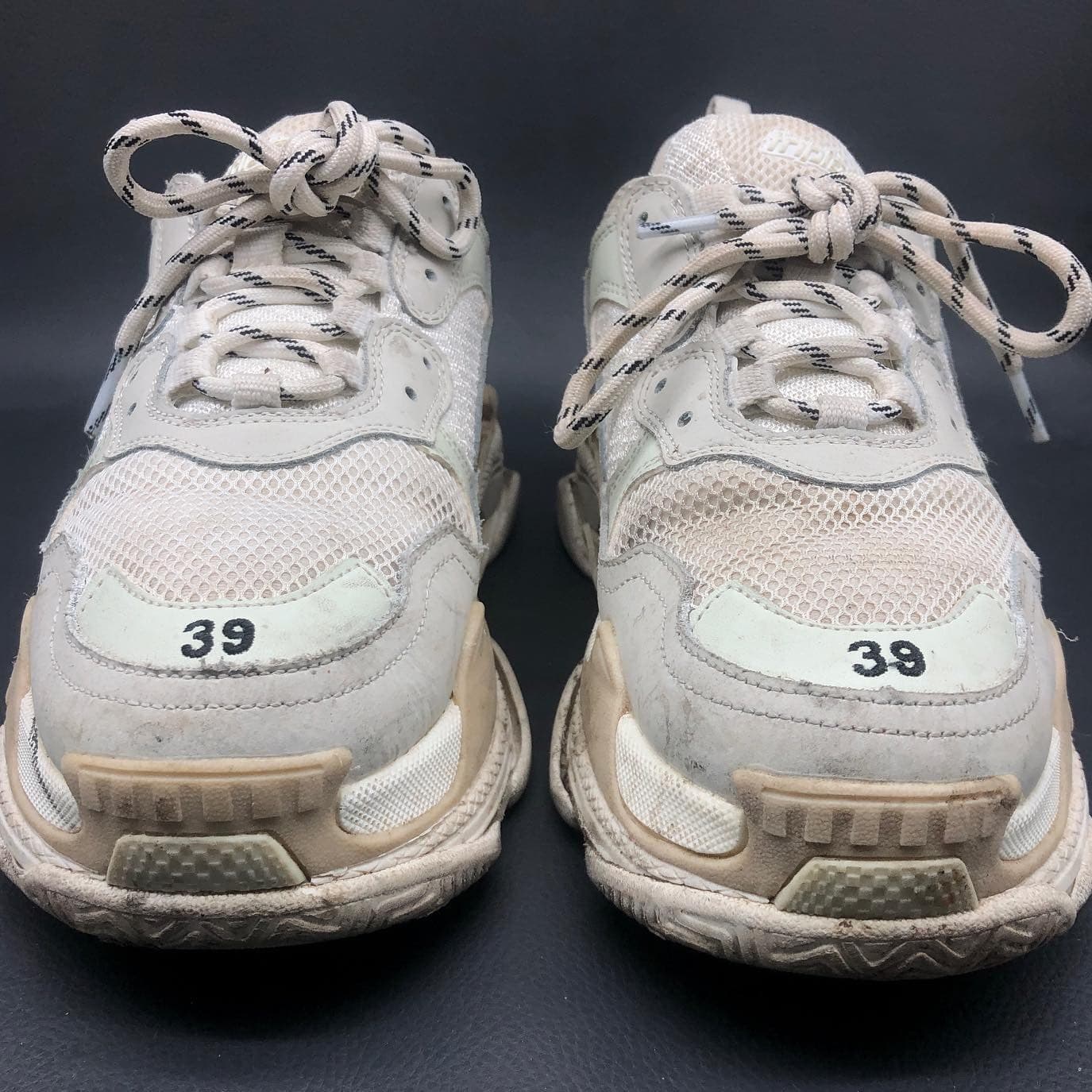 Balenciaga Triple S vor der Reinigung