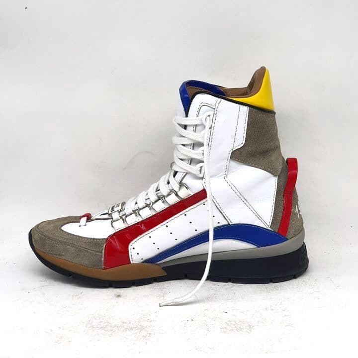 Weiß-roter High-Top mit gelber Lasche