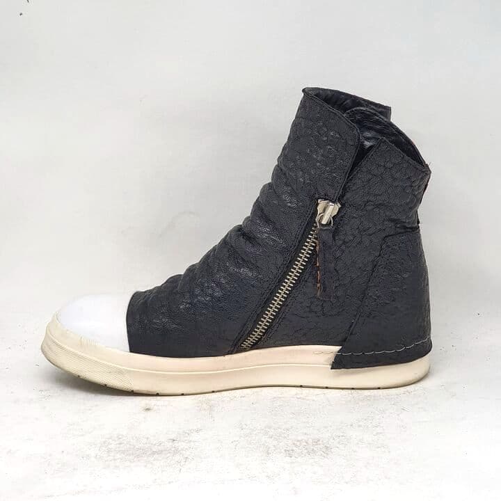Schwarzer Wrap-Sneaker mit weißer Kappe